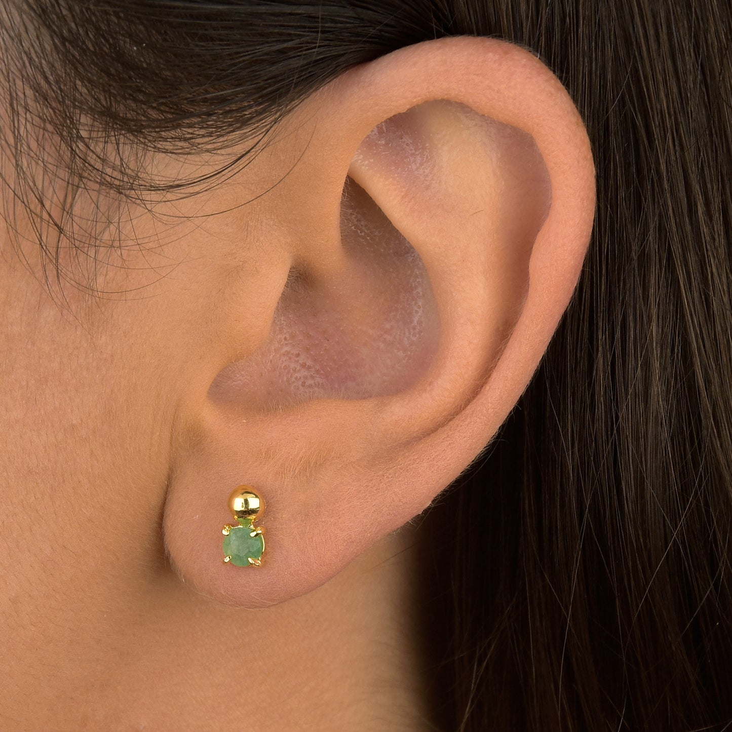 Brincos de gota de ouro e quartzo verde facetado